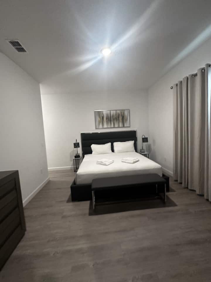 Dhoma gjumi të rehatshme me çarçafë dhe jorganë të cilësisë së hotelit për një natë të qetë gjumi.