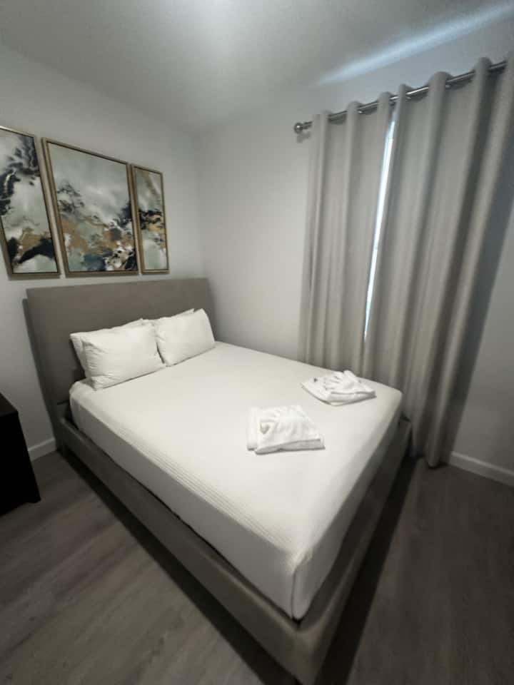 Dhoma gjumi të rehatshme me çarçafë dhe jorganë të cilësisë së hotelit për një natë të qetë gjumi.