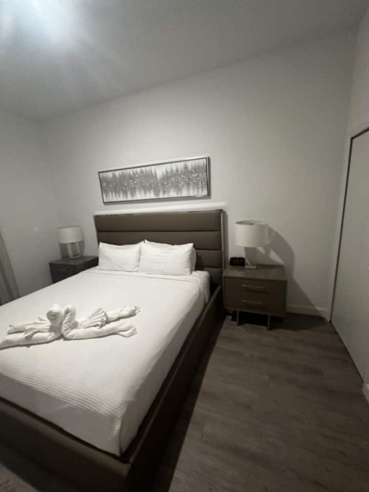 Dhoma gjumi të rehatshme me çarçafë dhe jorganë me cilësi hoteli për një natë të qetë gjumi.