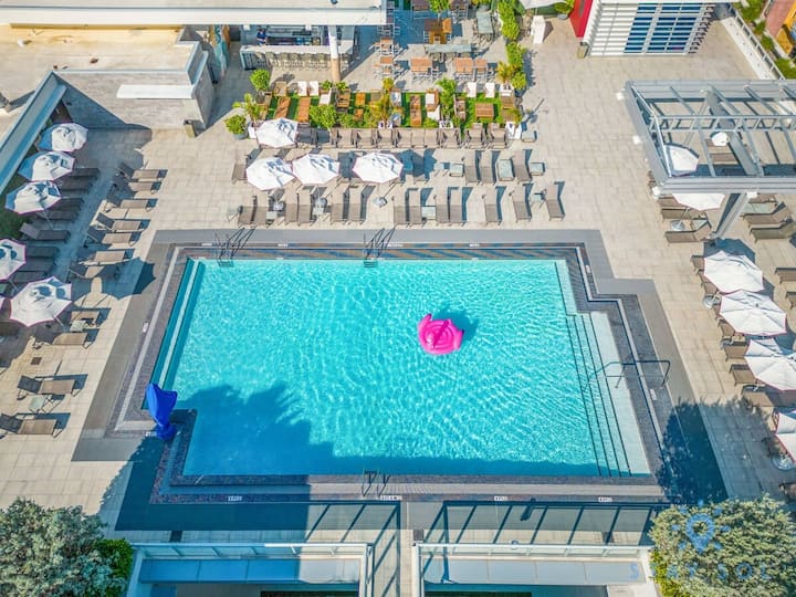 Apartment With Rooftop Pool| Hollywood Beach - Hollywood, FL