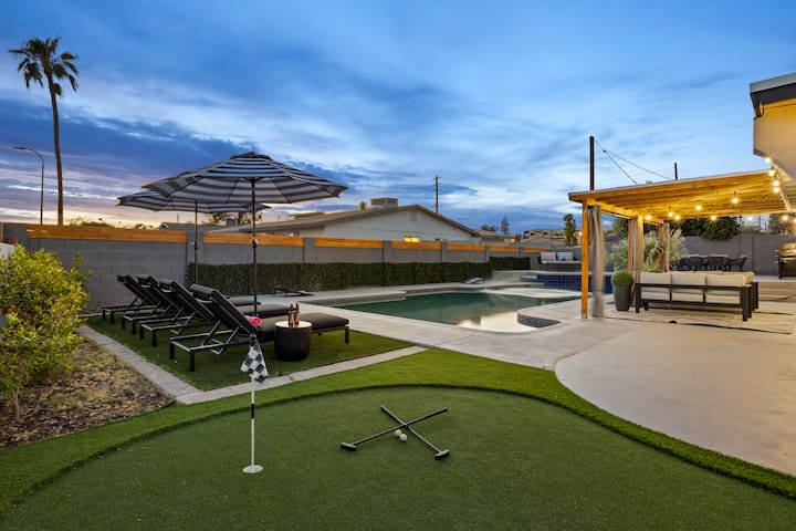 Desert Dreaming: Luxe Retreat w/ Pool & Hot Tub!