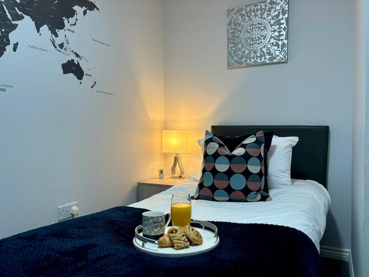 Udobno utočište vas čeka, opustite se i mirno spavajte u ovoj spavaćoj sobi. Rezervirajte svoj smještaj odmah!