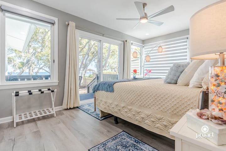 باب زجاجي منزلق كبير لتلك الإطلالات في وقت متأخر من الليل على الخليج.