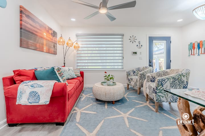 هذه الأريكة مريحة بشكل لا يصدق! كما أنه يتحول إلى سرير لمزيد من التنوع.