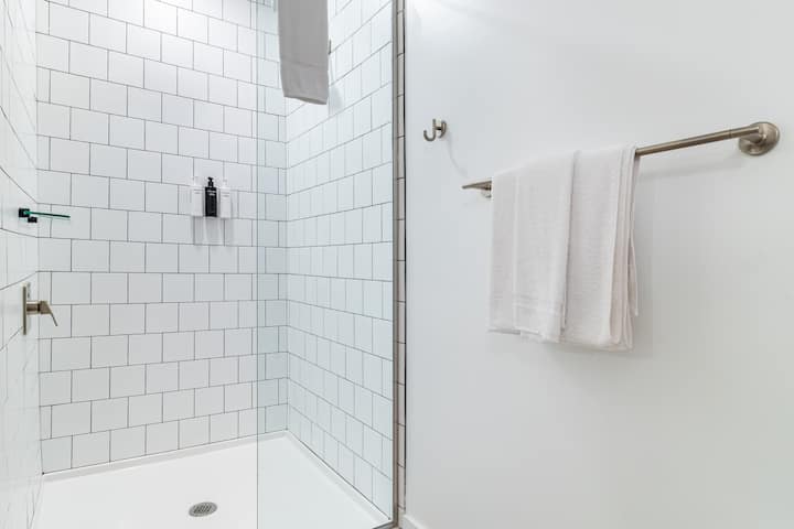 Primarna kupaonica spojena sa sobom.