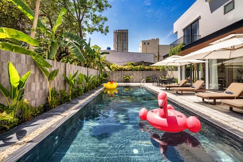 Luxurious 500m² Villa, Private Pool, 300m to beach