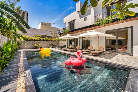 Luxurious 500m² Villa, Private Pool, 300m to beach