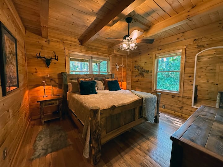 Основен апартамент на основно ниво с персонализирани мебели от хамбар