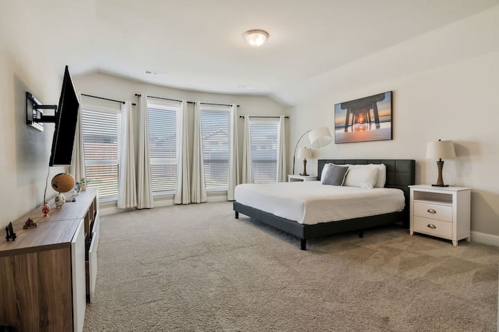 Family friendly 3BR | Near Fort Worth, Pool & Lake gallery image 2