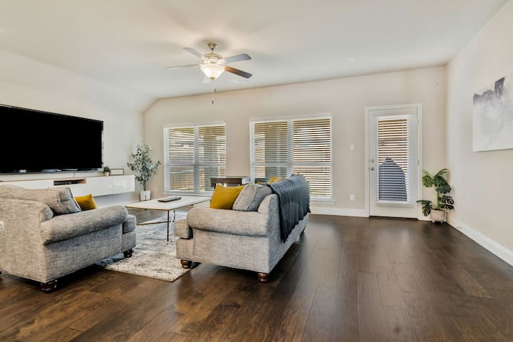 Family friendly 3BR | Near Fort Worth, Pool & Lake