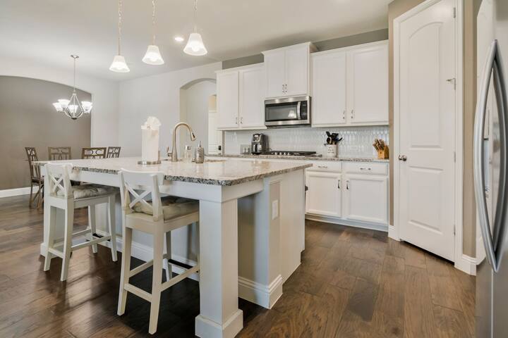 Family friendly 3BR | Near Fort Worth, Pool & Lake gallery image 4