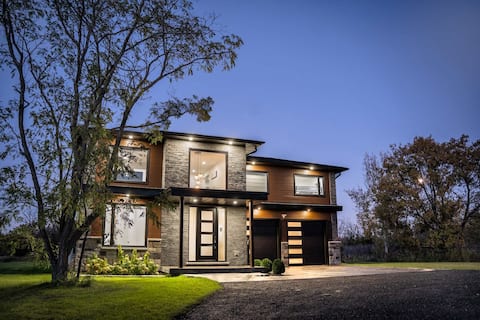 Percy Boom Luxury Home: Hot Tub/ Sauna/ Game Room