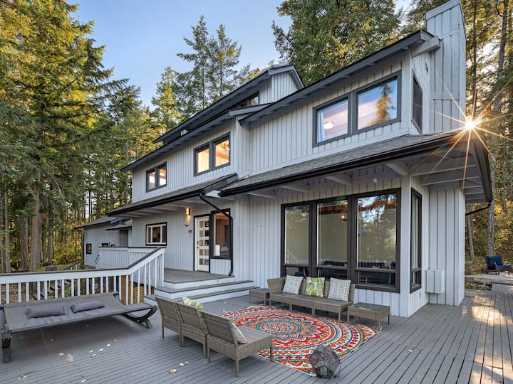 Channel View Retreat! 3 Bedroom / 3 Bath - Washington