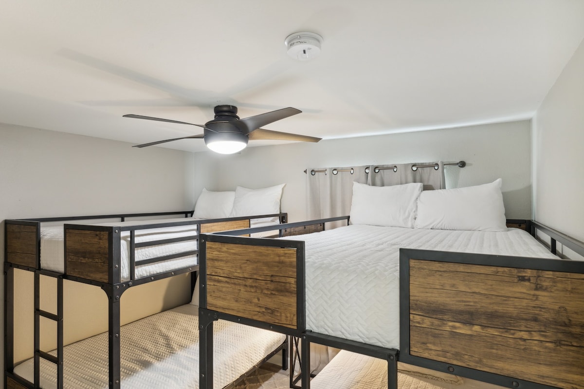 Sve spavaće sobe nalaze se niz isti hodnik. U četvrtoj spavaćoj sobi nalaze se dva puna kreveta na kat, hotelska posteljina i zavjese za zamračivanje.