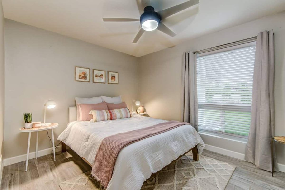 Sve spavaće sobe nalaze se niz isti hodnik. U drugoj spavaćoj sobi nalaze se bračni krevet (160x200), hotelska posteljina i zavjese za zamračivanje.