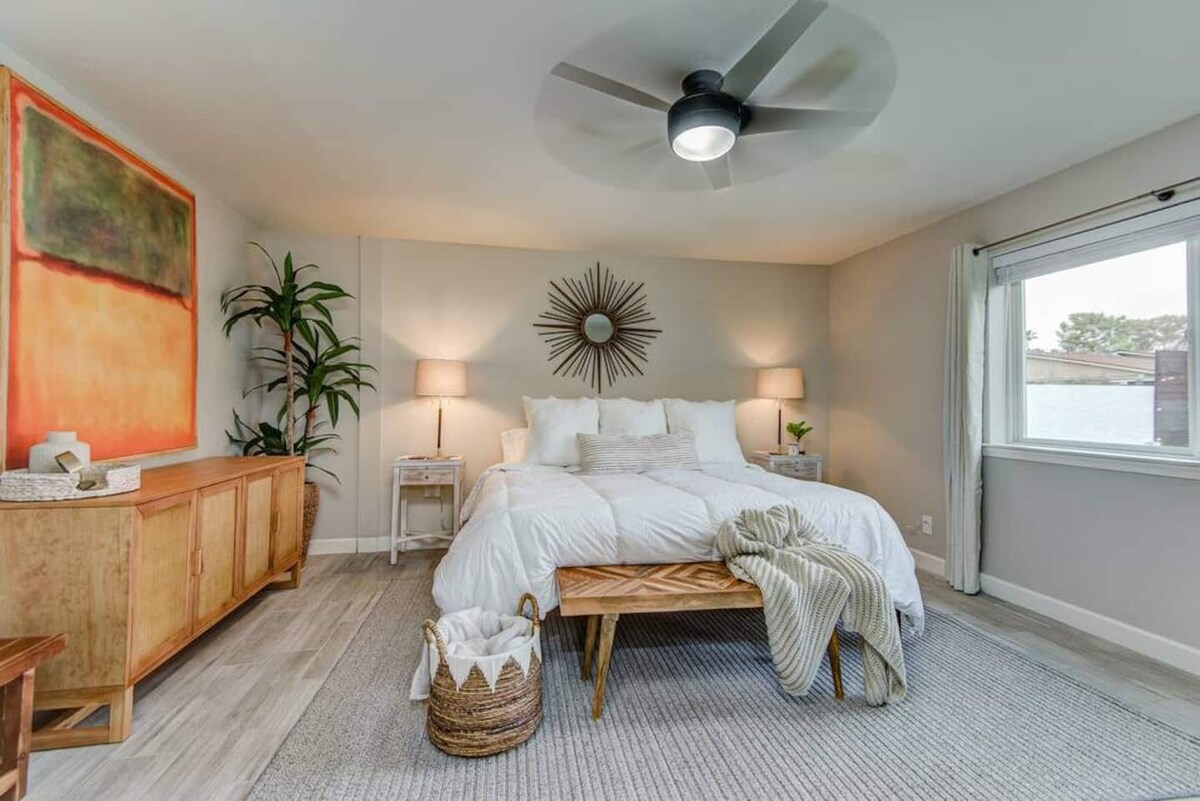 Primarna spavaća soba, koja se nalazi na kraju hodnika, sadrži bračni krevet, hotelske plahte i zavjese za zamračivanje.