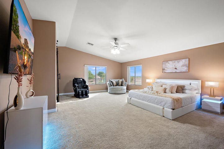 Mirage Peak Manor | Pickleball, Pool, Spa, Games