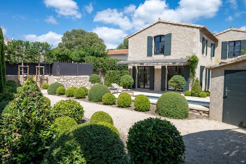 Luxe villa, heated pool, centre Eygalieres