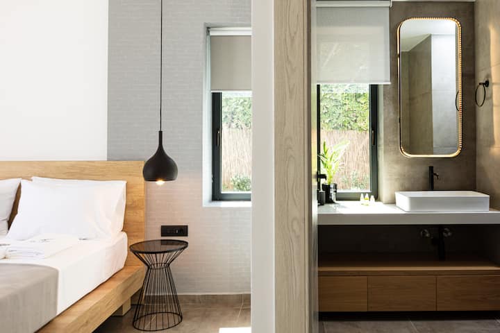 Სახლის დალაგება ასევე შედის საცხოვრებლის საფასურში.