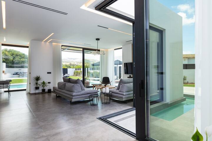 Family 4BR Villa, Ping Pong w Steps to Amenities gallery image 4