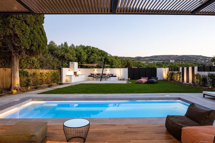 Family 4BR Villa, Ping Pong w Steps to Amenities