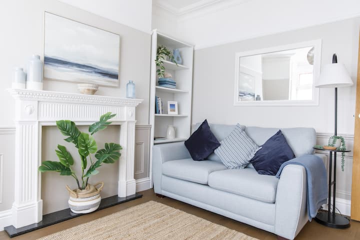 - Светл, удобен дневен простор со мек син кауч и камин
- Едноставниот, вкусен декор создава топла, пријатна атмосфера
- Совршено за опуштање, комбинирање елеганција и удобност, нудејќи спокојно место за опуштање со книга или уживање во тивка вечер