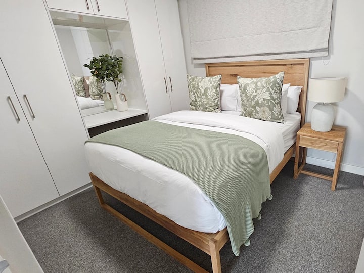 第二间卧室设计精心，配有舒适的家具和充足的自然光，为您提供舒适迷人的空间，让您安心入睡或放松身心。