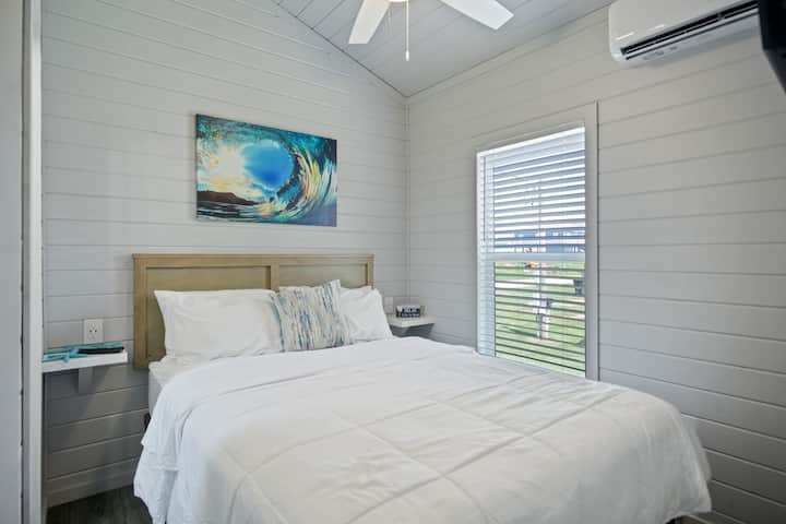 غرفة النوم الثانية - سرير بحجم كوين - نصف حمام ملحق - تلفزيون مع روكو