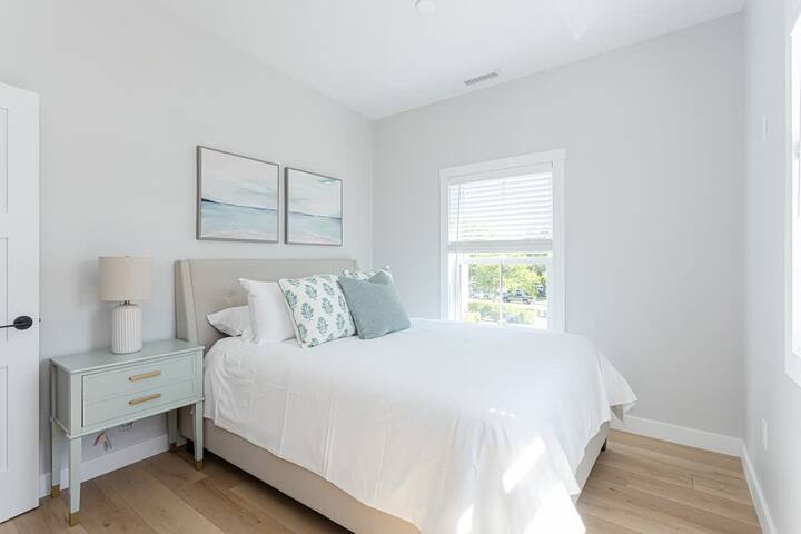 Downtown Newport Penthouse gallery image 2