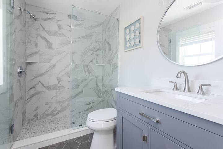 Downtown Newport Penthouse gallery image 3