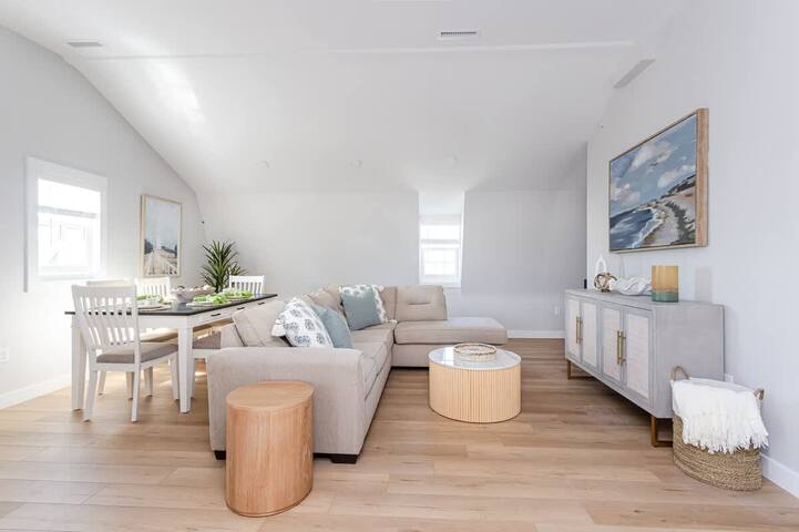 Downtown Newport Penthouse gallery image 5