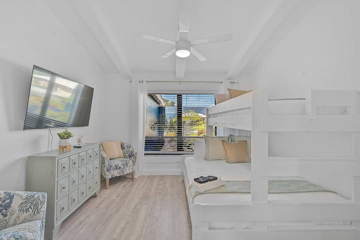 Სასტუმრო საძინებელი ორადგილიანი ორადგილიანი ორსართულიანი საწოლებით