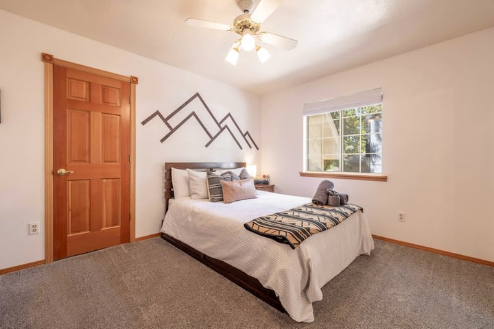 Muy decorado pero elegante, nuestro segundo dormitorio también es un espacio tranquilo para que te relajes.