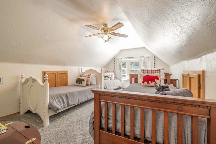 Para amigos o hermanos que quieran compartir espacio para dormir, este relajante dormitorio con 4 camas individuales es perfecto.