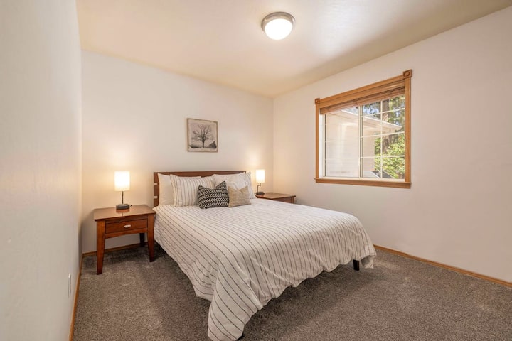 Otro dormitorio cálido y bien equipado con una cama tamaño queen.