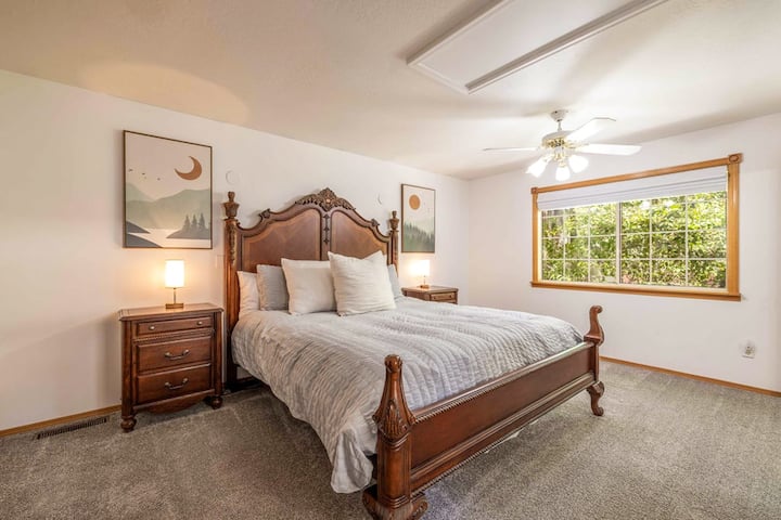 La acogedora cama tamaño king es perfecta para dormir.