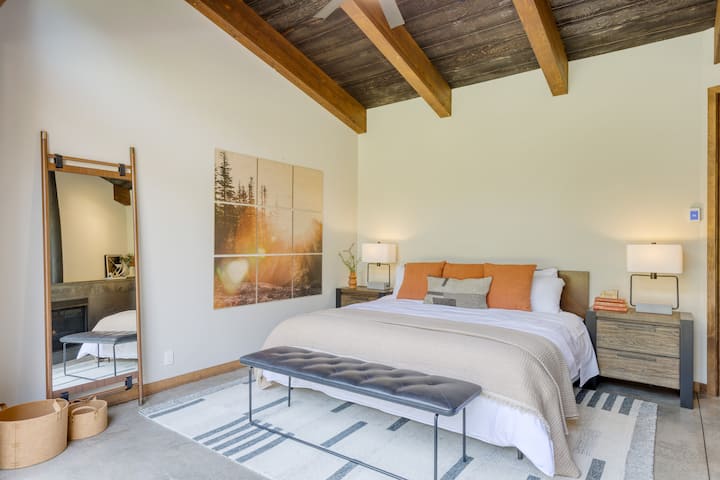 Primary bedroom features a king bed and ensuite bathroom.