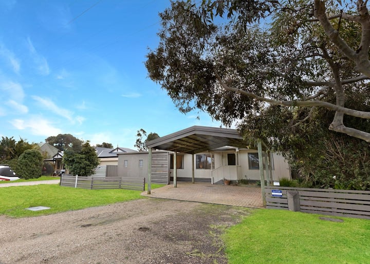 Eastern Beach Bach - 2 Minute Walk From Beach - Lakes Entrance