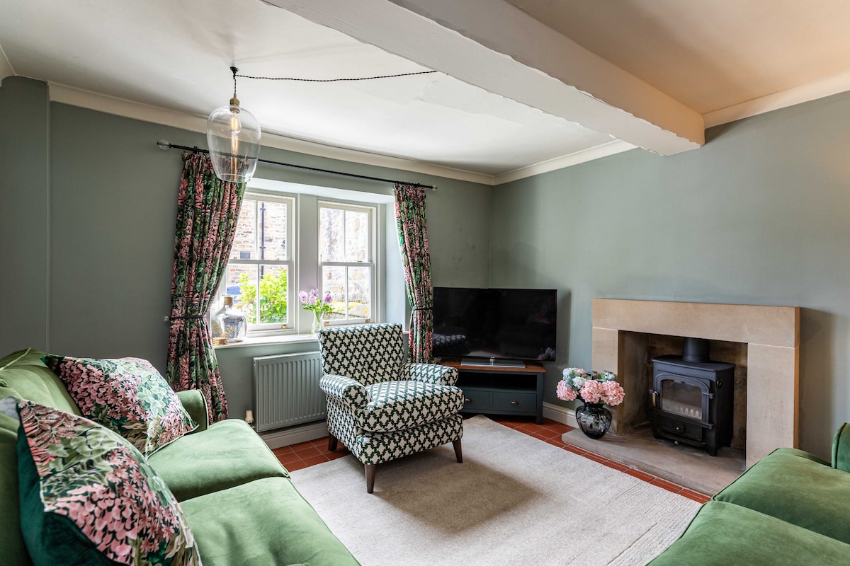 Top performing Airbnb: Sleeps 6 | Cosy Cottage, central Bakewell location in Bakewell