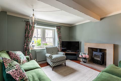 Top performing Airbnb: Sleeps 6 | Cosy Cottage, central Bakewell location in Bakewell