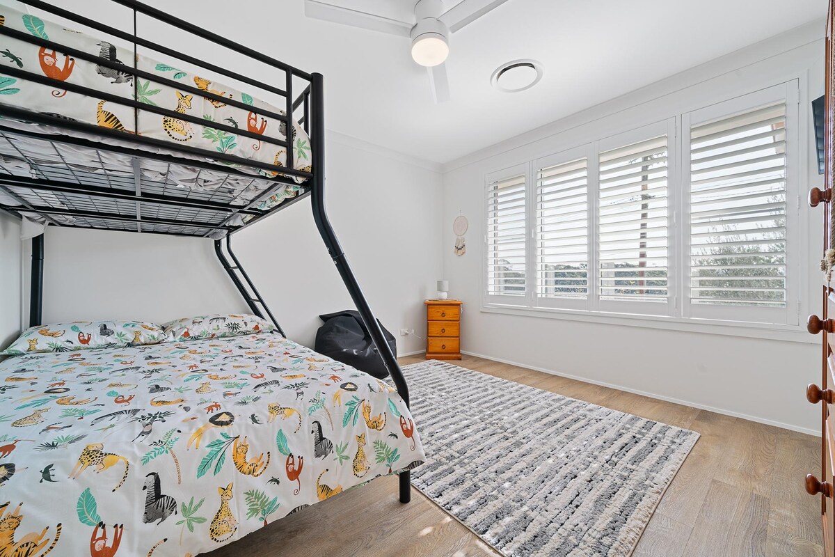 Одлична детска соба со двоен кревет на три спрат под и единечна над неа. Има доволно простор за децата да имаат свој простор - телевизор, игри, уметнички материјали, забава и магија.