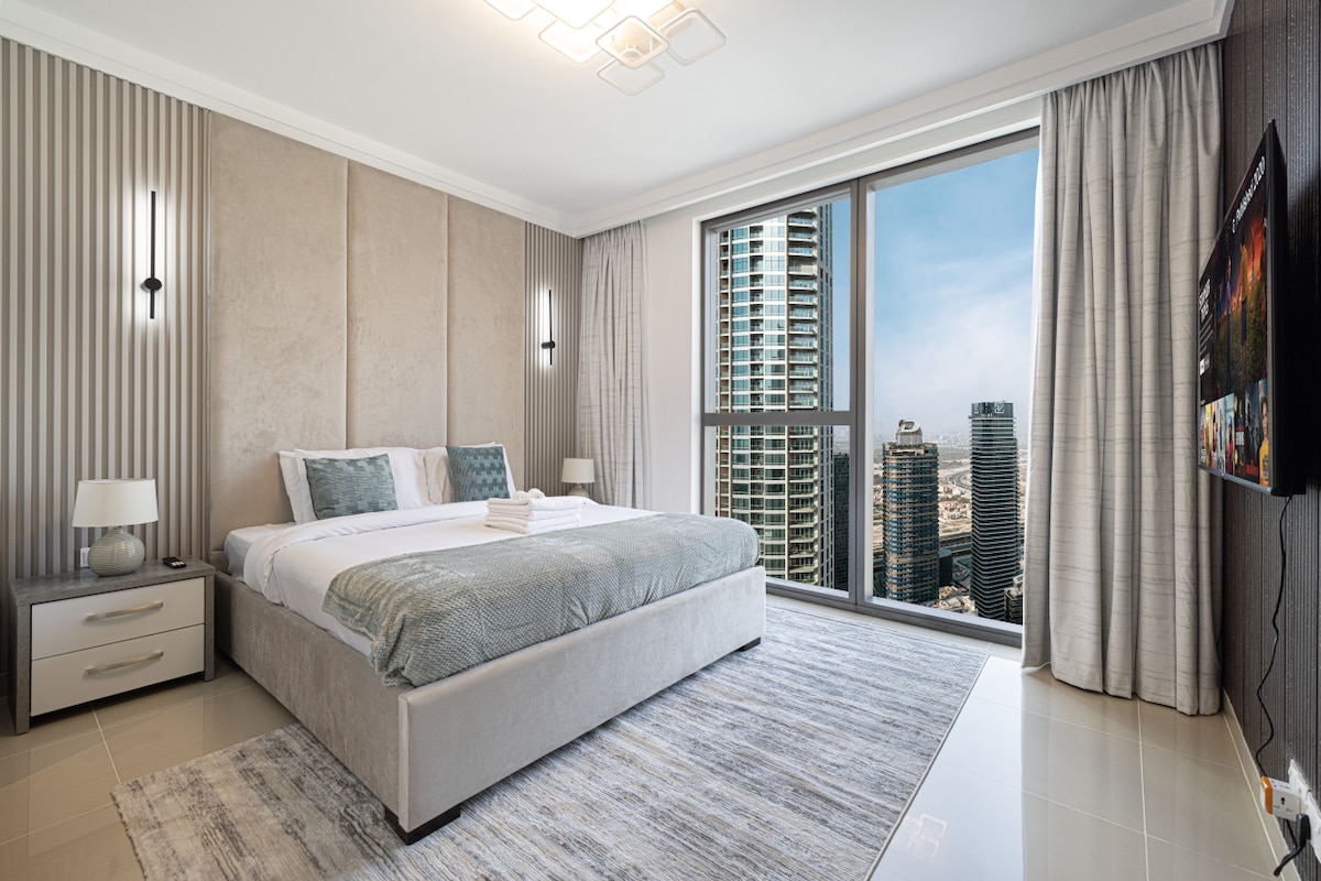 Een luxe slaapkamer met kamerhoge ramen biedt een adembenemend panoramisch uitzicht op de stad, met een zacht bed, een moderne inrichting en een ruime indeling.