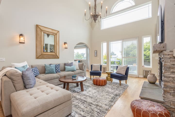 Coastal Dream! OceanView, steps2beach, HotTub, BBQ gallery image 5