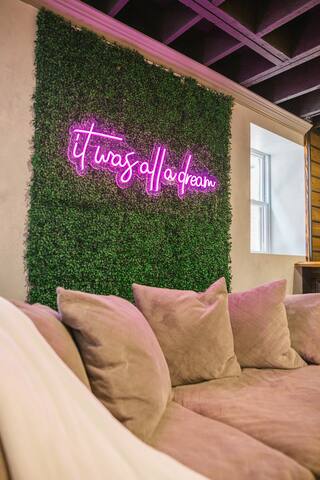 Mid-Century Gem By United Center: Hot Tub & Sauna gallery image 4