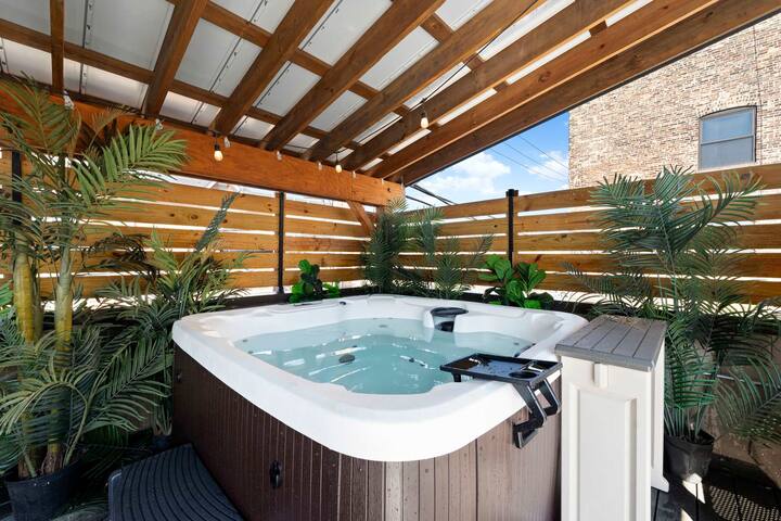 Mid-Century Gem By United Center: Hot Tub & Sauna gallery image 2