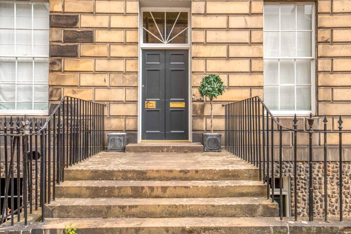 Georgian Splendor in Central Edinburgh gallery image 2