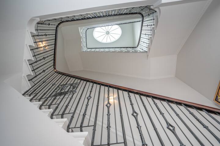 Georgian Splendor in Central Edinburgh gallery image 3