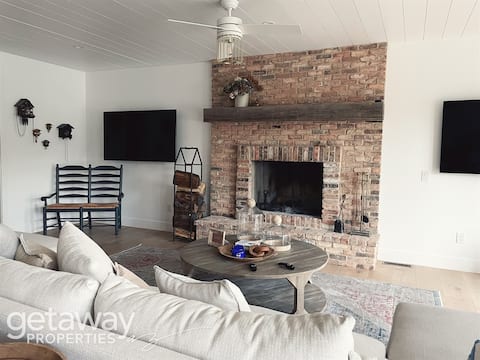 Large Group Getaway | Peaceful Views + Spa Tub