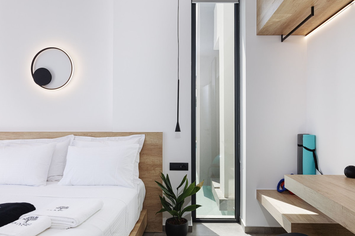 La villa puede alojar hasta 8 huéspedes en sus 4 dormitorios.