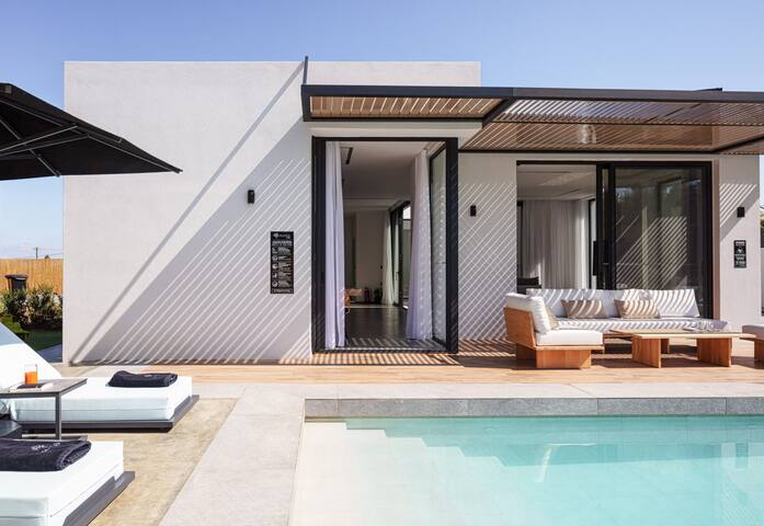 Luxury ensuite villa in Pigi, steps to amenities! gallery image 3